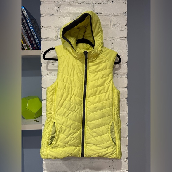 Lululemon Athletica - Reversible Bright Yellow Puffer Vest with Hood Size 6‎ - Picture 6 of 10